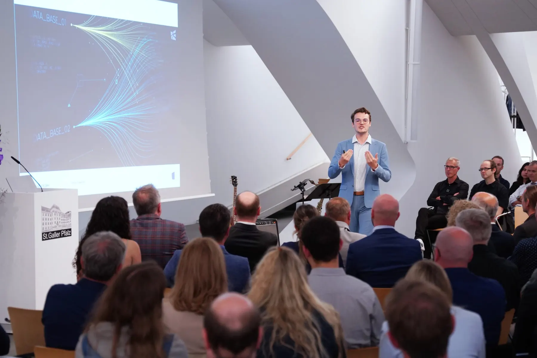 Fabian Tingelhoff speaking to a full audience at the St.Galler Pfalz in St.Gallen